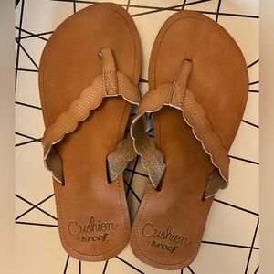 NWOT Reef Cushion Celine flip flops scalloped vegan leather sz7